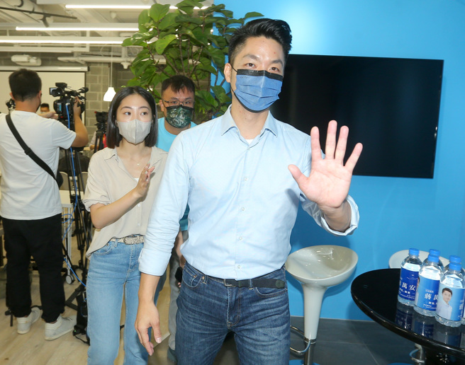 日前推出长照政见的台北市长参选人蒋万安（图），8日拜会台湾基督长老教会。（粘耿豪摄）