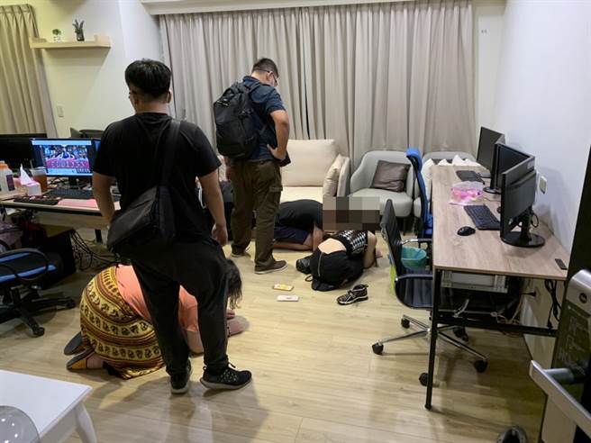 金门县刑警大队跨海协同台中市警方在一栋豪宅内，破获大男人假冒小女子，1人分饰多角，将赌客耍得团团转的博弈诈欺网站犯罪集团，流动赌金估逾8亿元，起出电脑、手机等犯罪工具一批。（ 警方提供）