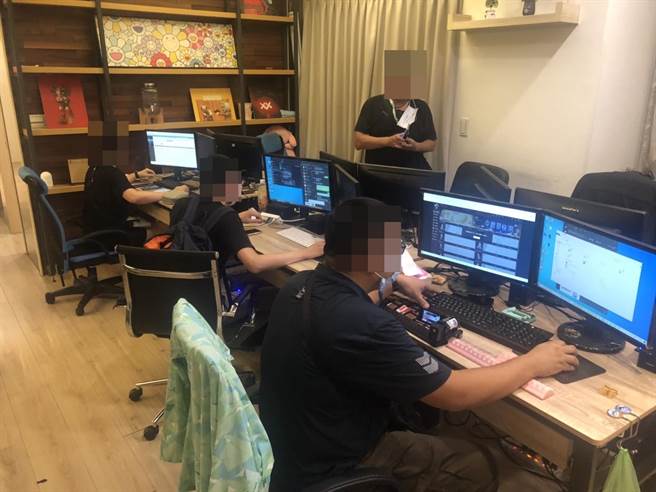 金门县刑警大队跨海协同台中市警方在一栋豪宅内，破获大男人假冒小女子，1人分饰多角，将赌客耍得团团转的博弈诈欺网站犯罪集团，流动赌金估逾8亿元，起出电脑、手机等犯罪工具一批。（ 警方提供）