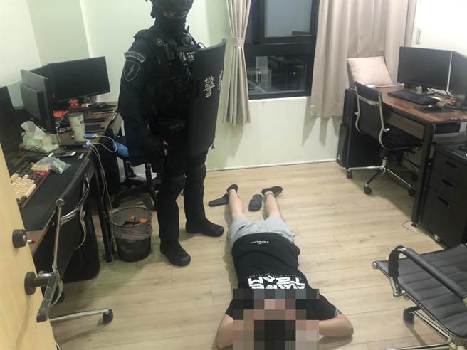 金门县刑警大队跨海协同台中市警方在一栋豪宅内，破获大男人假冒小女子，1人分饰多角，将赌客耍得团团转的博弈诈欺网站犯罪集团，流动赌金估逾8亿元，起出电脑、手机等犯罪工具一批。（ 警方提供）