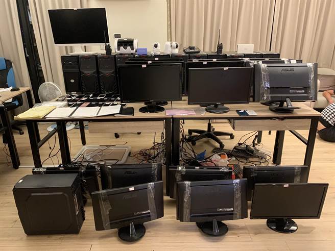 金门县刑警大队跨海协同台中市警方在一栋豪宅内，破获大男人假冒小女子，1人分饰多角，将赌客耍得团团转的博弈诈欺网站犯罪集团，流动赌金估逾8亿元，起出电脑、手机等犯罪工具一批。（ 警方提供）