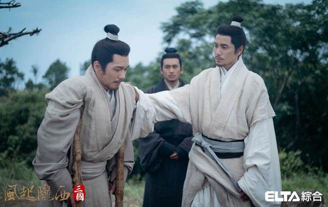 白宇（左）和陈坤（右）携手查案揪间谍。（爱尔达提供）