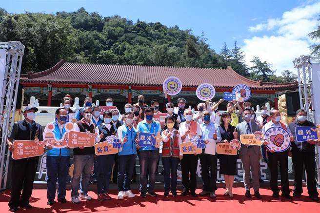 市长卢秀燕感谢企业捐赠幸福巴士为梨山交通增加新生力军，强调不管多远偏乡、多高的山，市府关心无所不在，全面朝客货共载观光需求，逐步扩大幸福巴士服务范围。（台中市政府提供）