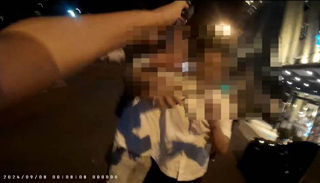 台中市林姓男子8日凌晨喝酒后，在酒店外闹事。(民眾提供)