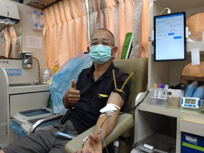 中秋佳节前夕，北区义警中队卷袖捐热血，期望为吃紧的血库注入新血。（台中市第二分局提供／冯惠宜台中传真）