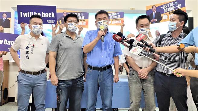 苗栗议长锺东锦（中）以无党籍身分参选下届苗栗县长。（李京升摄）