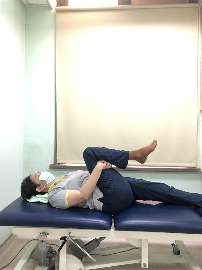 髋关节与膝关节伸展运动（局部肌肉肌力强化运动）。图台大提供