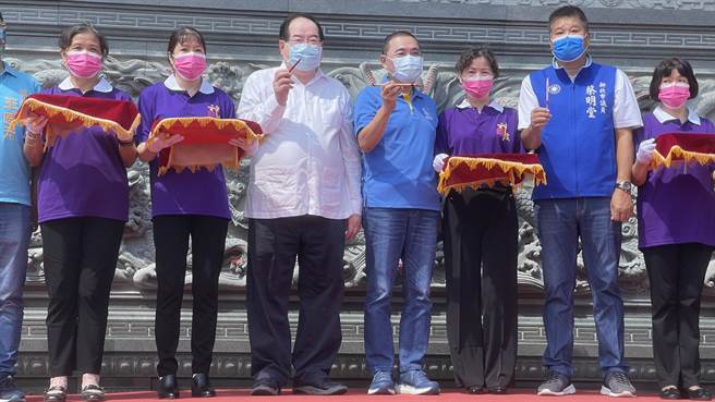 新北市长侯友宜、先啬宫董事长李乾龙、新北市议员蔡明堂一起替九龙壁开光点睛。（吕健豪摄）