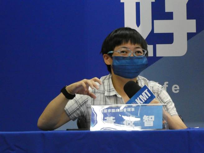 新竹科学园区是国内科技产业聚落心臟地带，但今天身障人士、桃园市脑麻协会理事黄筱智出面控诉，在交大待5年发现，于竹科所在的新竹东区道路上缺乏无障碍空间，开电动代步车上路，必须用生命跟汽、机车争道，非常危险。（周志豪摄）