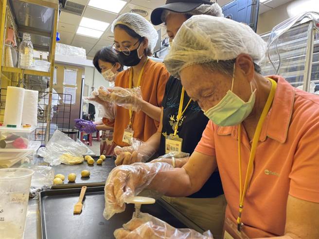 学员学习制作糕饼，步骤不敢马虎。（洪靖宜摄）