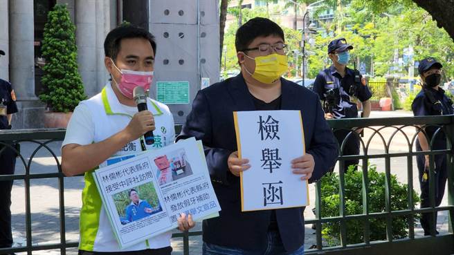 立委蔡易余（右）及陈纪衡，8日到监察院检举南投县府设黑官。（蔡培慧服务处提供／廖志晃南投传真）