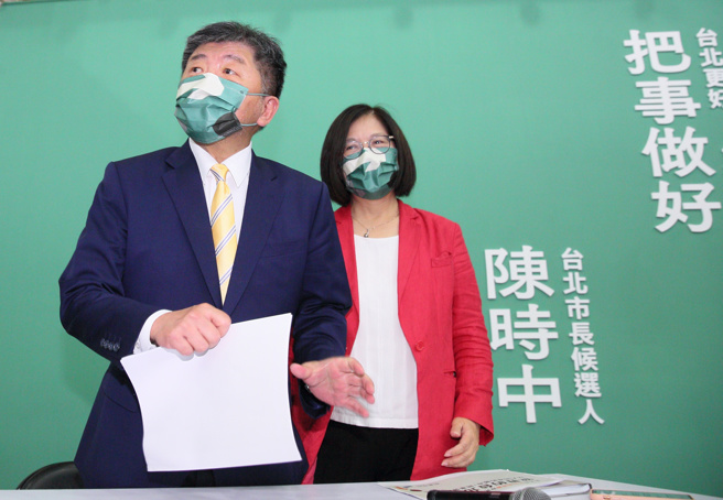 一名男网友表示，昨日晚上他到民进党台北市长参选人陈时中的推特留言，请陈时中交代高端疫苗效益，隔天再上网看竟已被封锁。（图／记者张铠乙摄影）