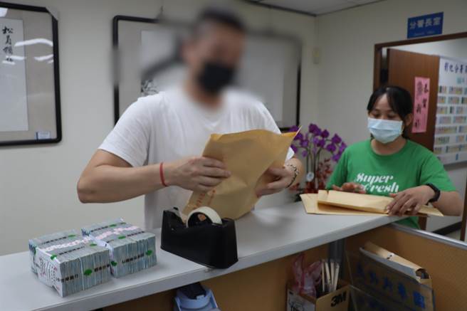 陈男欠税，紧急托友人带300万现金前来彰化分署缴纳。（彰化分署提供／吴敏菁彰化传真）