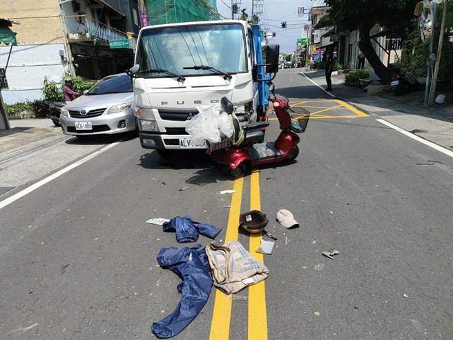 彰化县社头乡山脚路4段今天上午，1名82岁的刘姓老翁，骑乘4轮电动代步车穿越马路，后方一辆货车驾驶疑似闪不不及，当场撞上刘姓老翁。（民眾提供／吴建辉彰化传真）