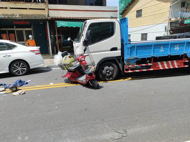 货车施姓驾驶表示，看到人的时候已经来不及，他突然转出来；警方则表示，详细的肇事原因仍有待调查厘清。（民眾提供／吴建辉彰化传真）