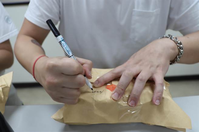 陈男欠税，紧急托友人带300万现金前来彰化分署缴纳。（彰化分署提供／吴敏菁彰化传真）