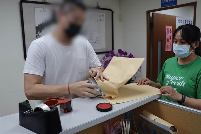 陈男欠税，紧急托友人带300万现金前来彰化分署缴纳。（彰化分署提供／吴敏菁彰化传真）