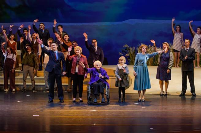 将《空中英语教室》杂志创办人彭蒙惠（Doris Brougham）故事搬上舞台，音乐剧《The Journey of Love因爱启程》首演时受到观眾热烈欢迎。（空中英语教室提供）