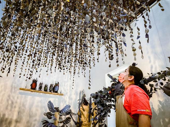 花莲家扶中心幸福小舖长期指导受助妇女学习缝纫技能，并将片片二手丹寧布料化作一株株的植物、花朵及各式大、小型的动物，创造一片花语森林，即起至22日止于花莲松园别馆展出。（花莲家扶中心提供／罗亦晽花莲传真）