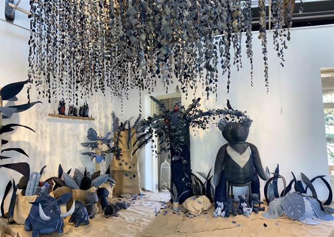 花莲家扶中心幸福小舖长期指导受助妇女学习缝纫技能，并将片片二手丹寧布料化作一株株的植物、花朵及各式大、小型的动物，创造一片花语森林，即起至22日止于花莲松园别馆展出。（花莲家扶中心提供／罗亦晽花莲传真）