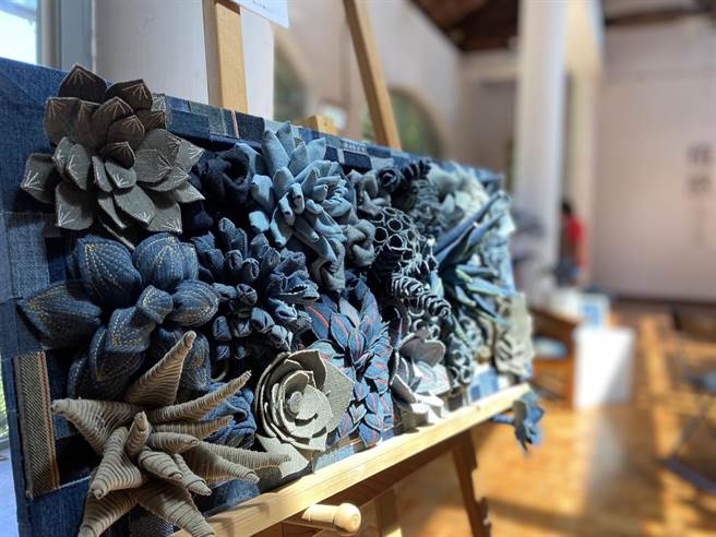 花莲家扶中心幸福小舖长期指导受助妇女学习缝纫技能，并将片片二手丹寧布料化作一株株的植物、花朵及各式大、小型的动物，创造一片花语森林，即起至22日止于花莲松园别馆展出。（花莲家扶中心提供／罗亦晽花莲传真）