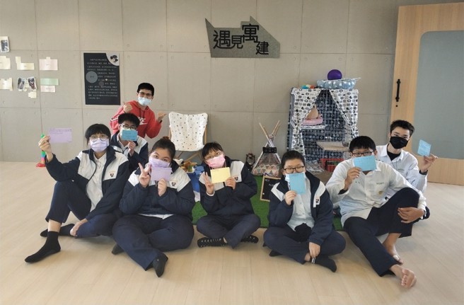 邱志鸿老师分享学生学习成果，带孩子从合作中学习，感恩中成长。(照片/新北市政府教育局提供)