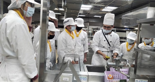 邱志鸿老师以引导式教学，学生实际操作体验，有典范有学习。(照片/新北市政府教育局提供)