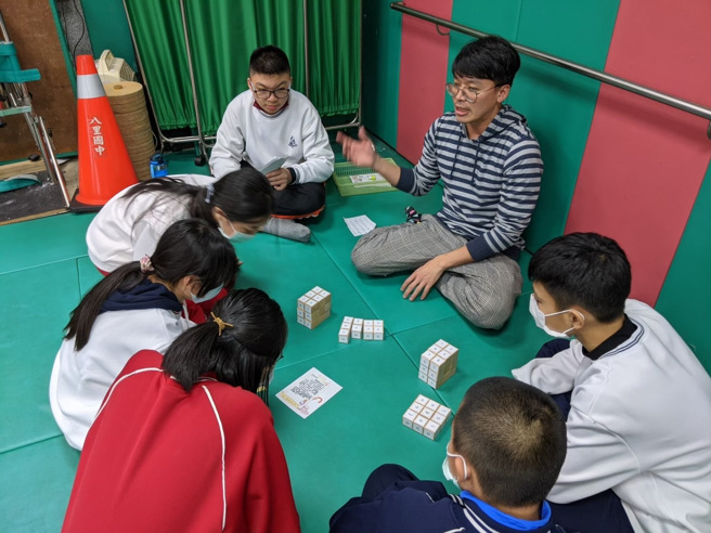 戴维志老师的课堂有笑声有学习有互动。(照片/新北市政府教育局提供)