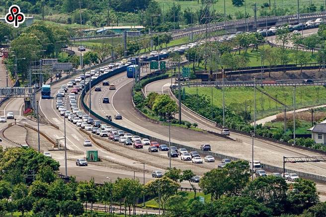 中秋连假车潮涌现 国5南港系统-石碇时速不到40公里。(示意图/本报资料照)
