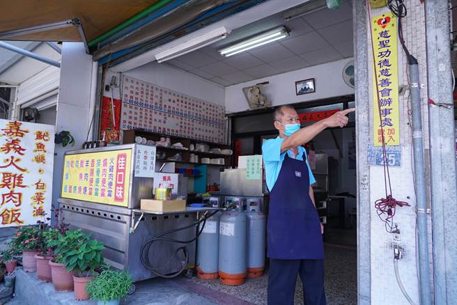 当地商家受到影响，认为台铁局螺丝松了。（吴建辉摄）