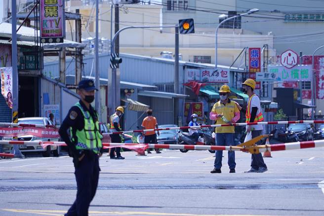 辛苦的警方与台铁人员在现场进行指挥交通与维修工作。（吴建辉摄）