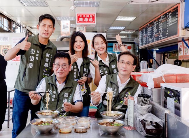 郑运鹏现身中坜新明市场。(取自郑运鹏脸书)