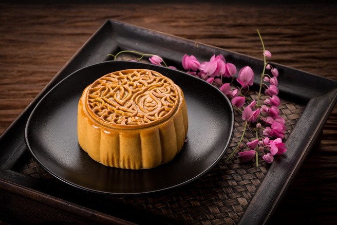 大陆网友收到公司发的月饼，打开却看见「无能」2个字，让他相当傻眼。(示意图/达志影像)