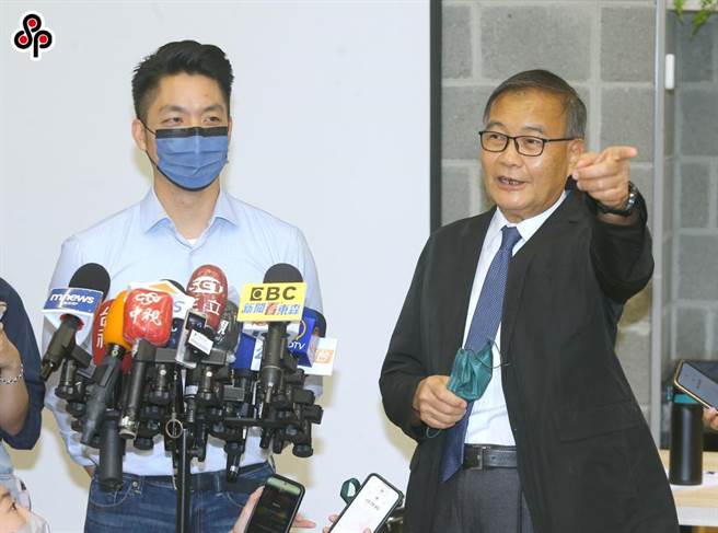 台北市长参选人蒋万安，8日拜会台湾基督长老教会双连教会长老江彦霆（右）并向他请益。受访时江彦霆表示，希望蒋万安能带领台北，擦亮首都招牌。（粘耿豪摄）