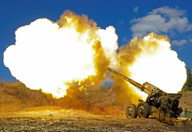 親俄的「頓內茨人民共和國」（Donetsk People'sRepublic）部隊9月7日砲轟烏東阿夫迪夫卡（Avdiivka）。（路透）