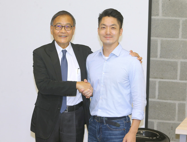 日前推出长照政见的台北市长参选人蒋万安，8日拜会台湾基督长老教会，并向长期关注急重症病友议题的双连教会长老江彦霆（左）请益。（粘耿豪摄）