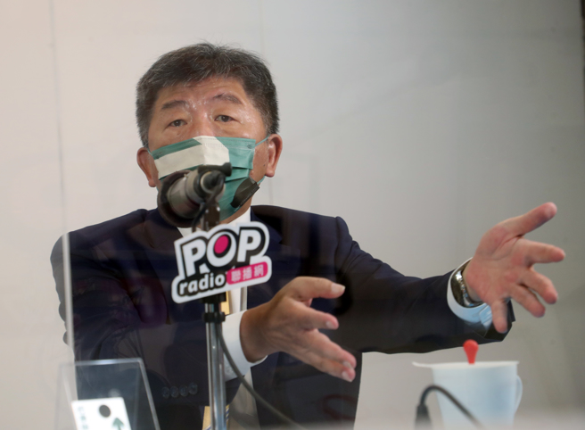 民进党台北市长参选人陈时中（见图）8日接受POP Radio「POP抢先爆」主持人邱明玉专访，谈及蒋万安提出的长照政策时，陈时中表示，长照机构没有所谓的「护病比」，而是「照顾比」。（刘宗龙摄）