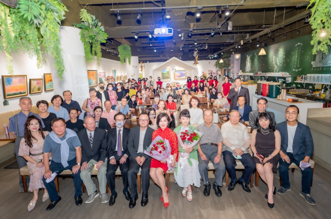 「歳华流转」石淑平、程秀瑛 油画双人开幕大合照。(戴志扬翻摄)