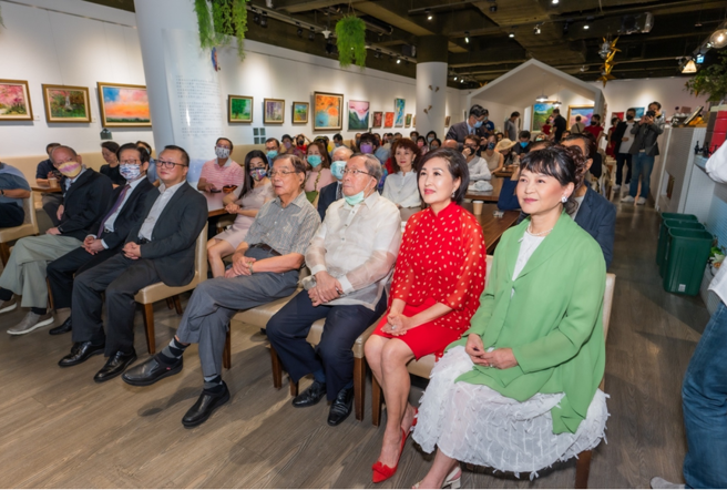 「歳华流转」画展开幕茶会现场宾客云集、人潮络绎不绝。(戴志扬翻摄)