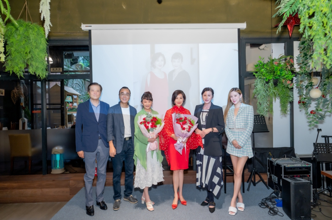中华民国广播电视节目制作商业同业公会理事长汪威江先生(由左到右)、玄奘大学荣誉客座教授兼艺术设计学院院长李健仪先生、画家程秀瑛女士、画家石淑平女士、世界华人工商妇女企管协会总会长陈阡蕙女士、石淑平女士的女儿薛幼妮小姐合影。(戴志扬翻摄)