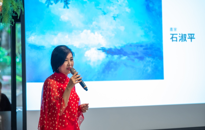 画家石淑平女士致词。(戴志扬翻摄)
