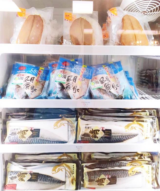 清水门市「渔仓食事」有现捞的肉鱼、小卷及黑鲳、土魠、白带鱼、石斑鱼等，当令新鲜渔产。（台中区渔会提供）