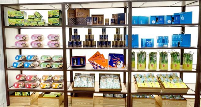 清水门市「渔仓食事」还有渔会开发的乌鱼松、乌鱼脯、乌鱼子及海洋保养品系列等渔产加工品。（台中区渔会提供）