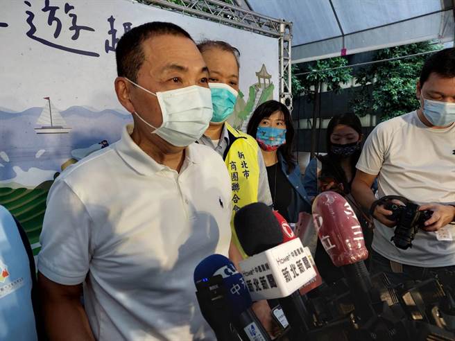 新北市长侯友宜表示，国民党主席朱立伦在这段时间非常辛苦，在国民国现阶段困境重重的时候，愿意扛起责任大家共同面对。（陈慰慈摄）