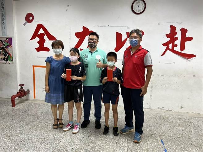 光华国小罗允呈、沈品妍，获选桌球少年国手，简千翔（中）颁奖鼓励。（简千翔提供／廖志晃南投传真）