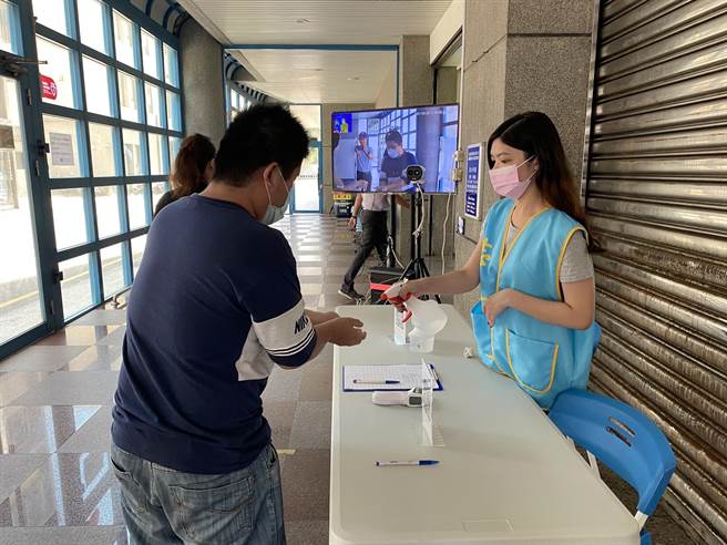港务公司于各港客运场站均落实体温量测及手部消毒。（翻摄照片／高雄洪靖宜传真）