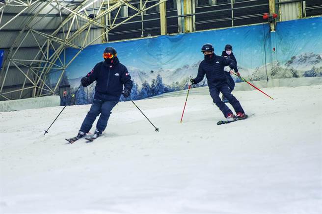 新丰乡小叮噹科学主题乐园室内滑雪场，将开办最高等级的CSIA国际滑雪课程，加拿大CSIA考官Paul Cunnius（左）和野雪塾陈怡光（右）示范双板滑雪。（罗浚滨摄）