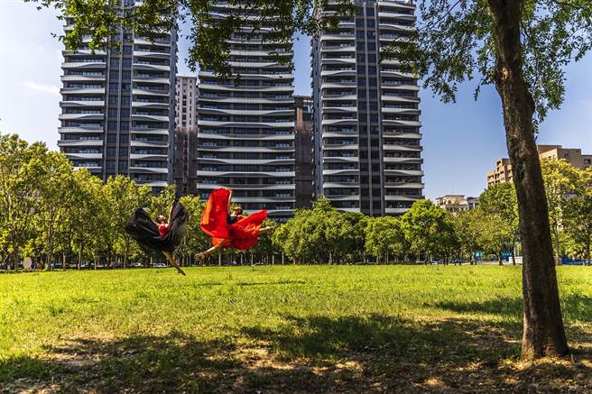 竹北水圳森林公园中秋3天连假有「秋游星夜季 」活动，民眾打卡拍照，就能获得限量美食餐券等好礼。（罗浚滨摄）