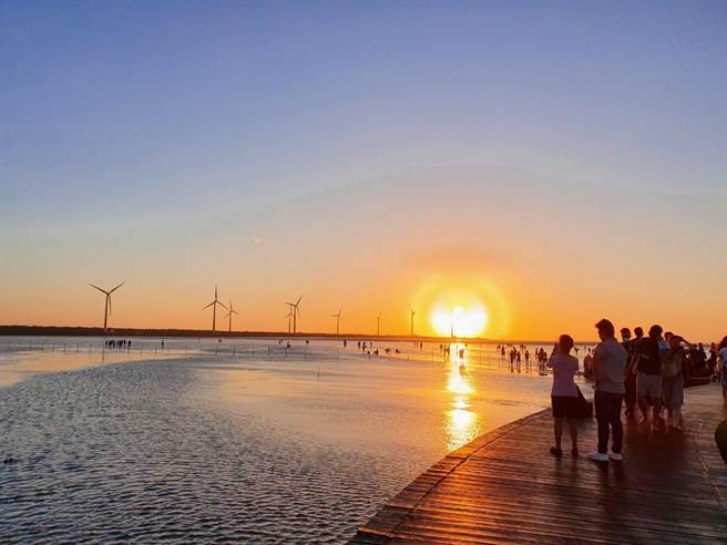 清水区高美溼地每年吸引近200万名游客到访，夕阳西下美景经常让许多游客流连忘返。（农业局提供）