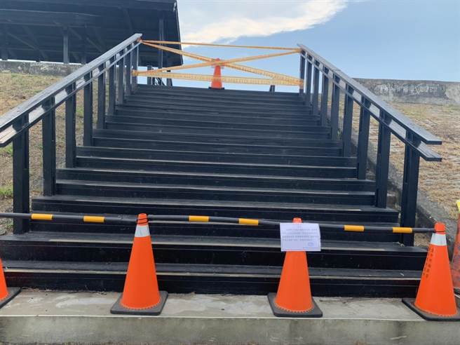 高美溼地阶梯将进行修缮，美堤街侧木质阶梯暂封，提醒民眾切勿擅自进入封闭区域，维护自身安全。（农业局提供）